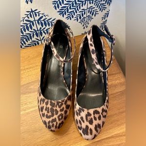 Cute leopard print pump with ankle strap. Sz 8